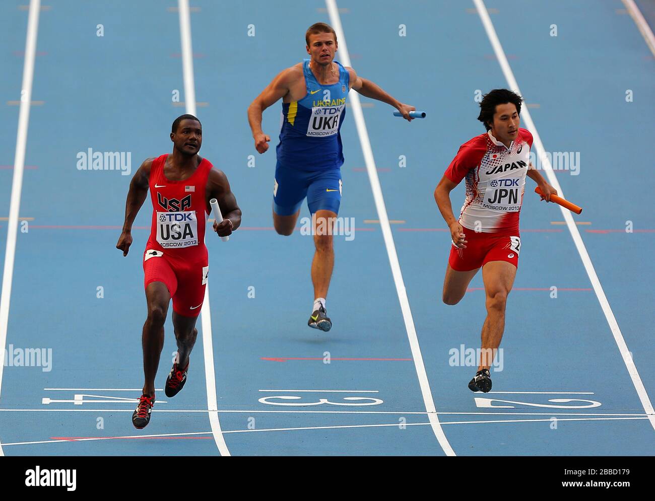 Justin Gatlin (a sinistra) degli Stati Uniti vince il relè di 4x100 metri degli uomini calore due davanti a Vitaliy Korzh (centro) dell'Ucraina e Shota Iizuka del Giappone Foto Stock