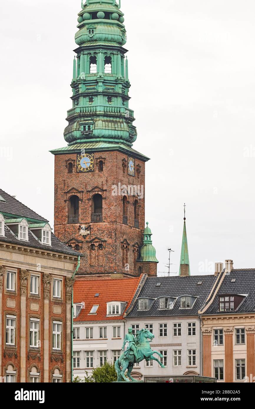 Copenhaguen centro città con absalon statua e nikolaj kunsthal tower Foto Stock
