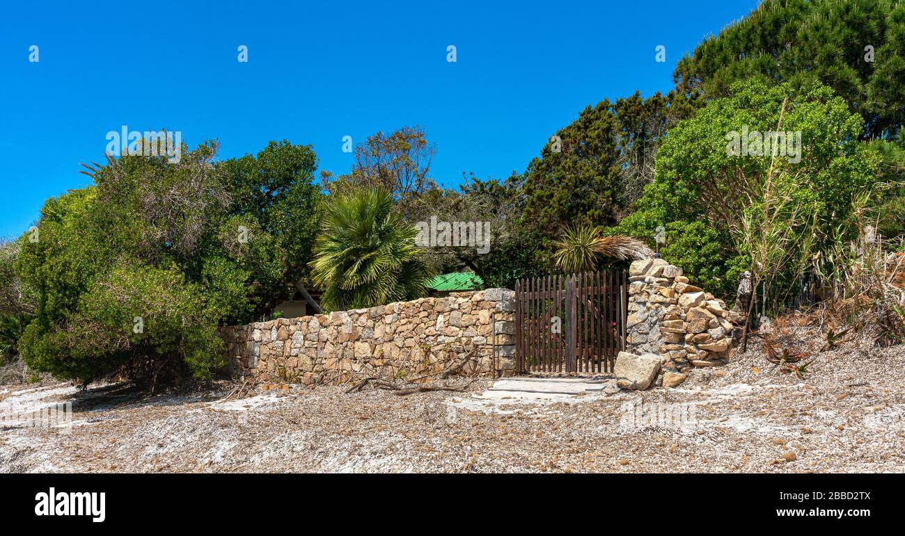 massiccio muro di roccia su una proprietà privata su un'isola in iatlien Foto Stock