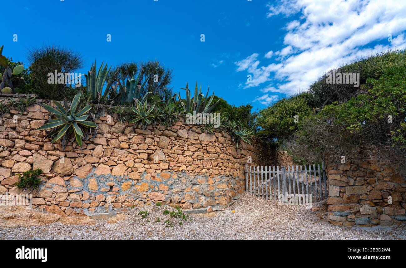 massiccio muro di roccia su una proprietà privata su un'isola in iatlien Foto Stock