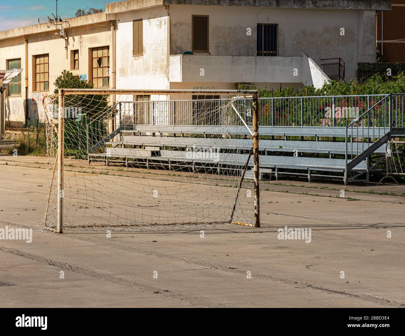 Sardegna; Italia; calciatore su un campo asfaltato nella piccola città portuale di Figari sul campo da golf aranci Foto Stock