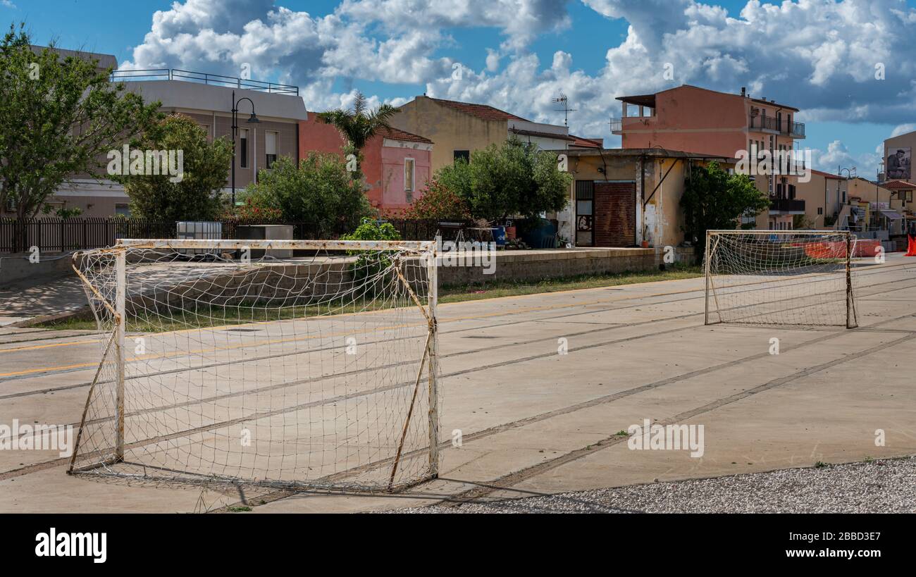 Sardegna; Italia; calciatore su un campo asfaltato nella piccola città portuale di Figari sul campo da golf aranci Foto Stock