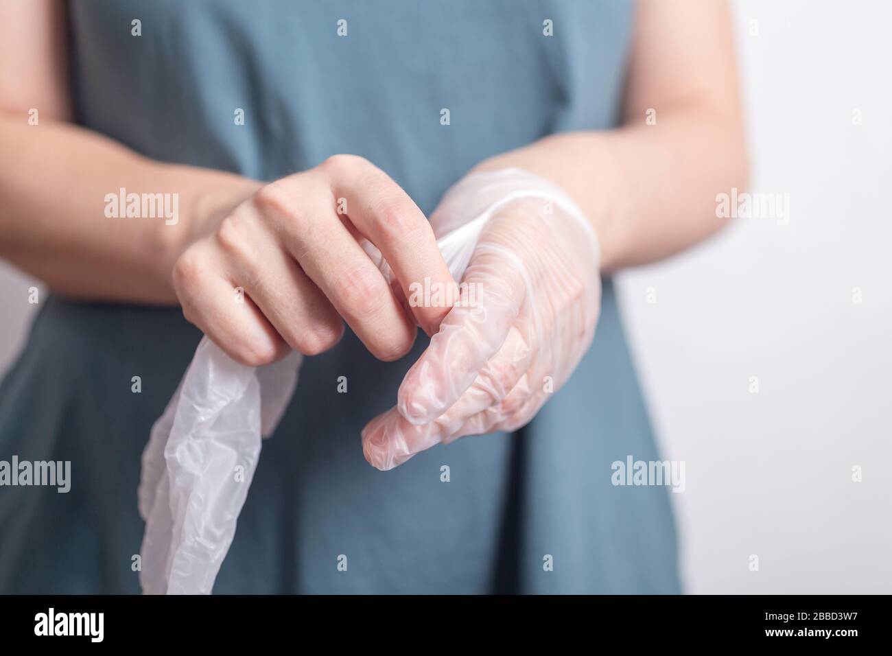 Donna che prende fuori i guanti chirurgici monouso in lattice Foto Stock