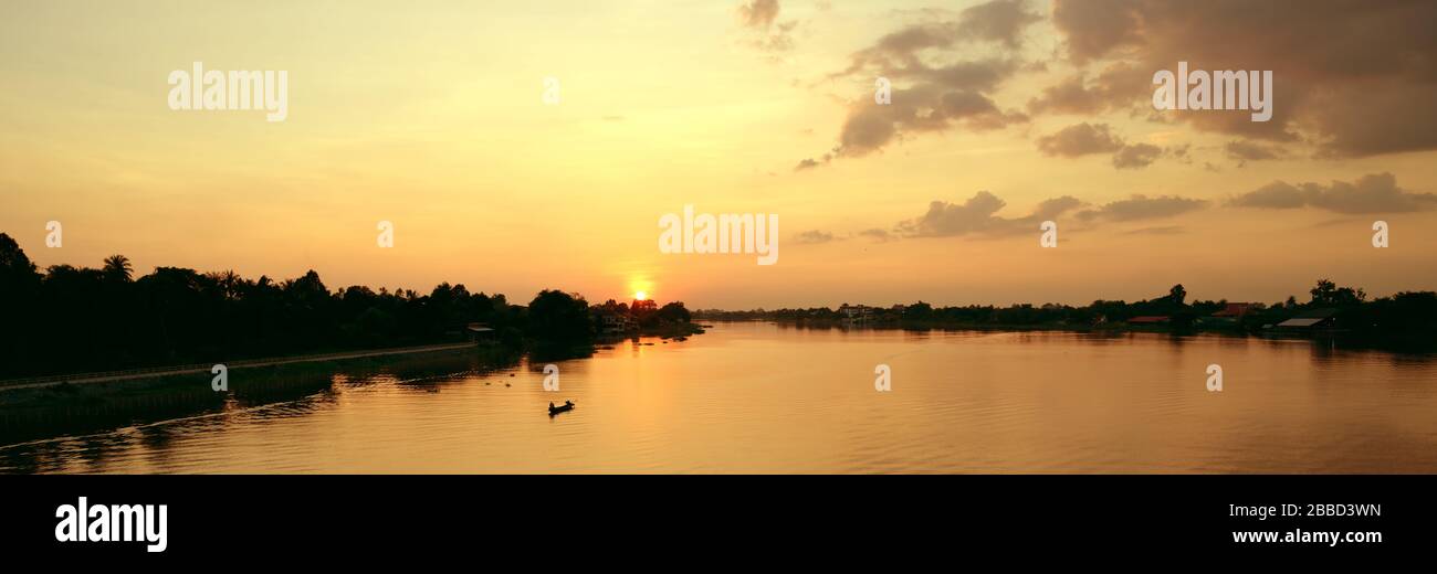 Splendido tramonto sul fiume rurale vista con barca a vela pescatore nel fiume, tramonto paesaggio Foto Stock