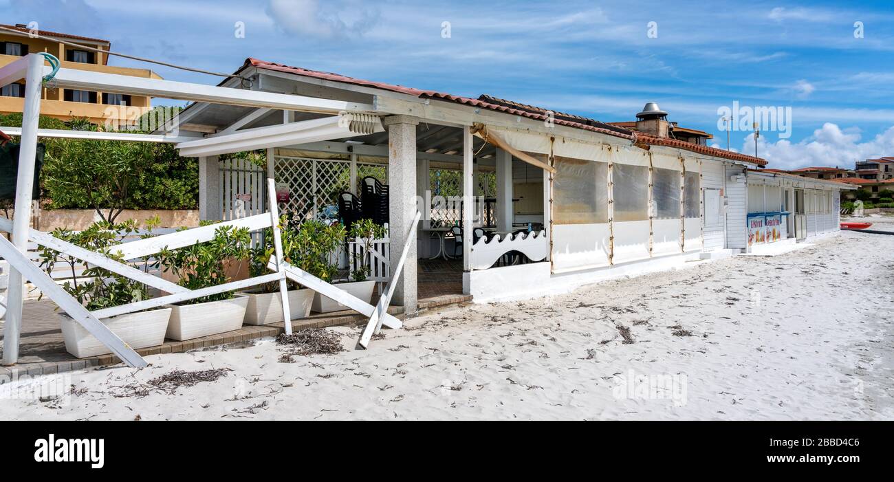Beach bar, pedalò, ombrelloni e altri oggetti in prima stagione sulla  spiaggia di Golfo aranci a Figari in Sardegna Foto stock - Alamy
