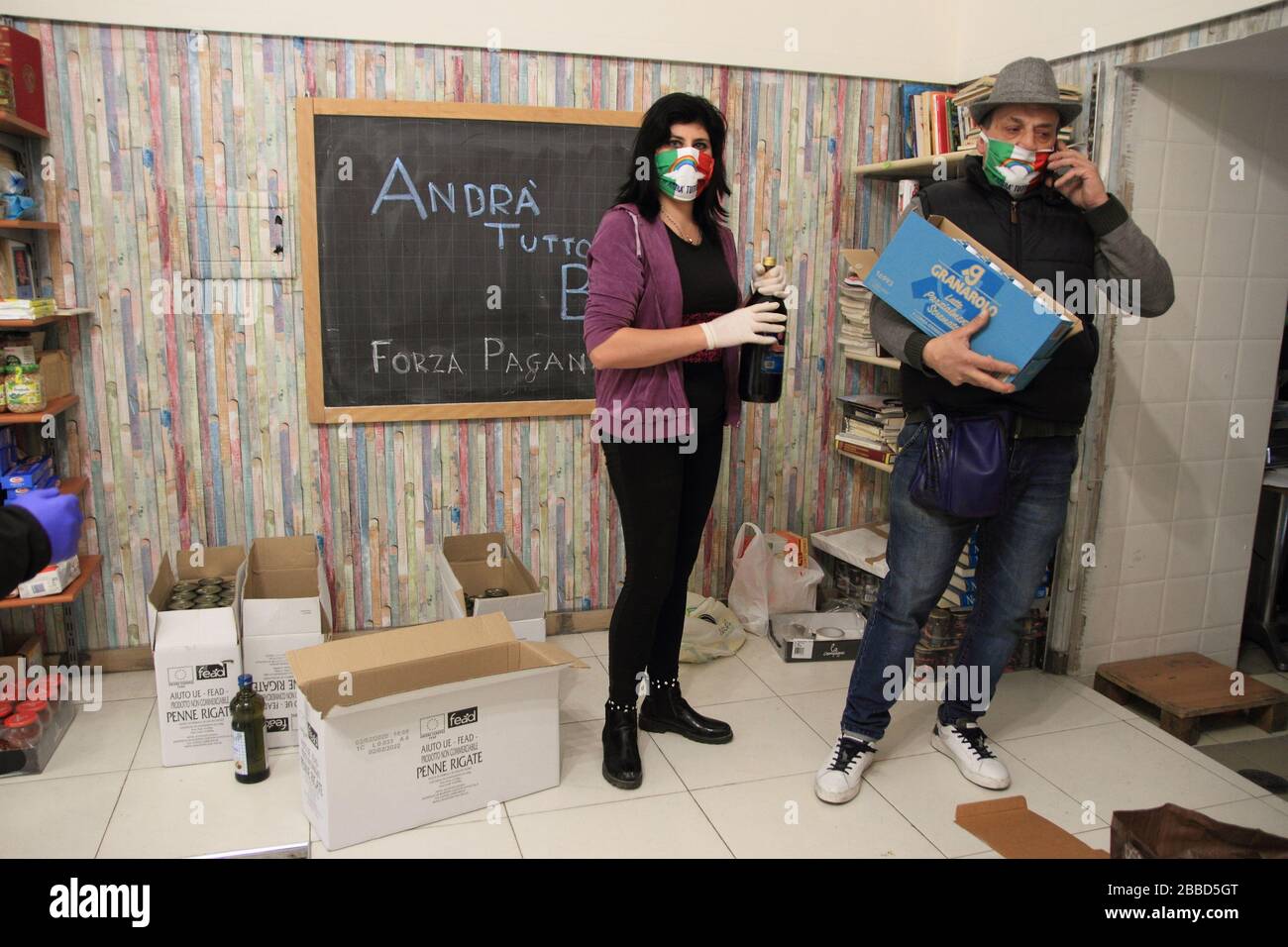 I volontari di un'associazione umanitaria preparano pacchetti alimentari per le persone più bisognose di aiuto duramente colpite dalla crisi economica causata dal Foto Stock