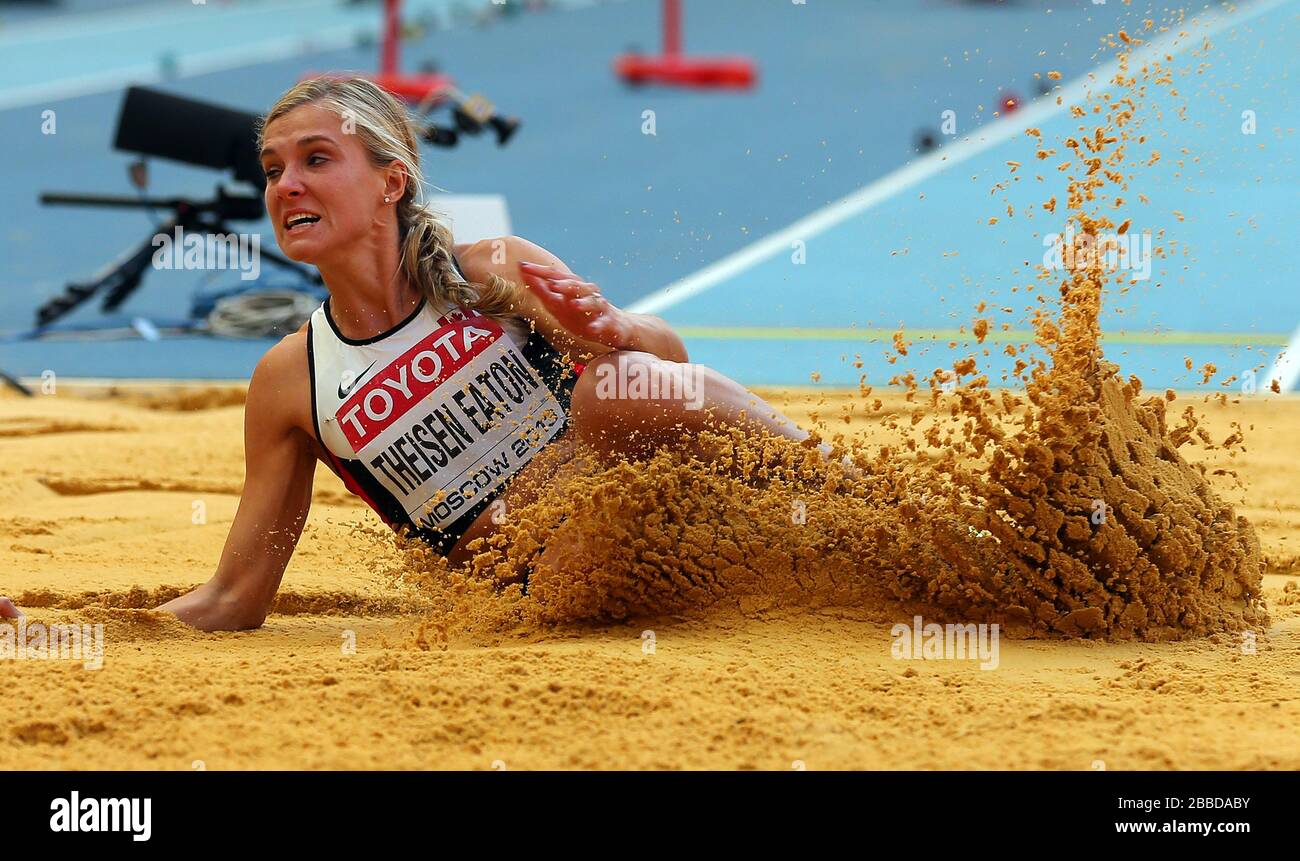 Il Canada Brianne Theisen Eaton compete nel salto lungo di Heptathlon durante il quarto giorno dei Campionati mondiali di atletica leggera IAAF 2013 allo Stadio Luzhniki di Mosca, Russia. Foto Stock