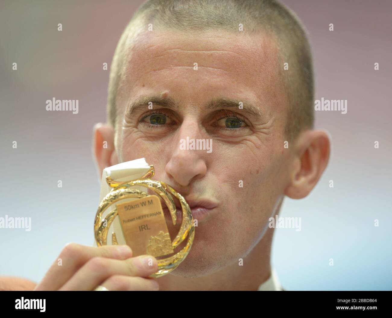 Robert Heffernan, irlandese, bacia la sua medaglia d'oro il sesto giorno dei Campionati mondiali di atletica leggera IAAF 2013 allo stadio Luzhniki di Mosca, Russia. Foto Stock