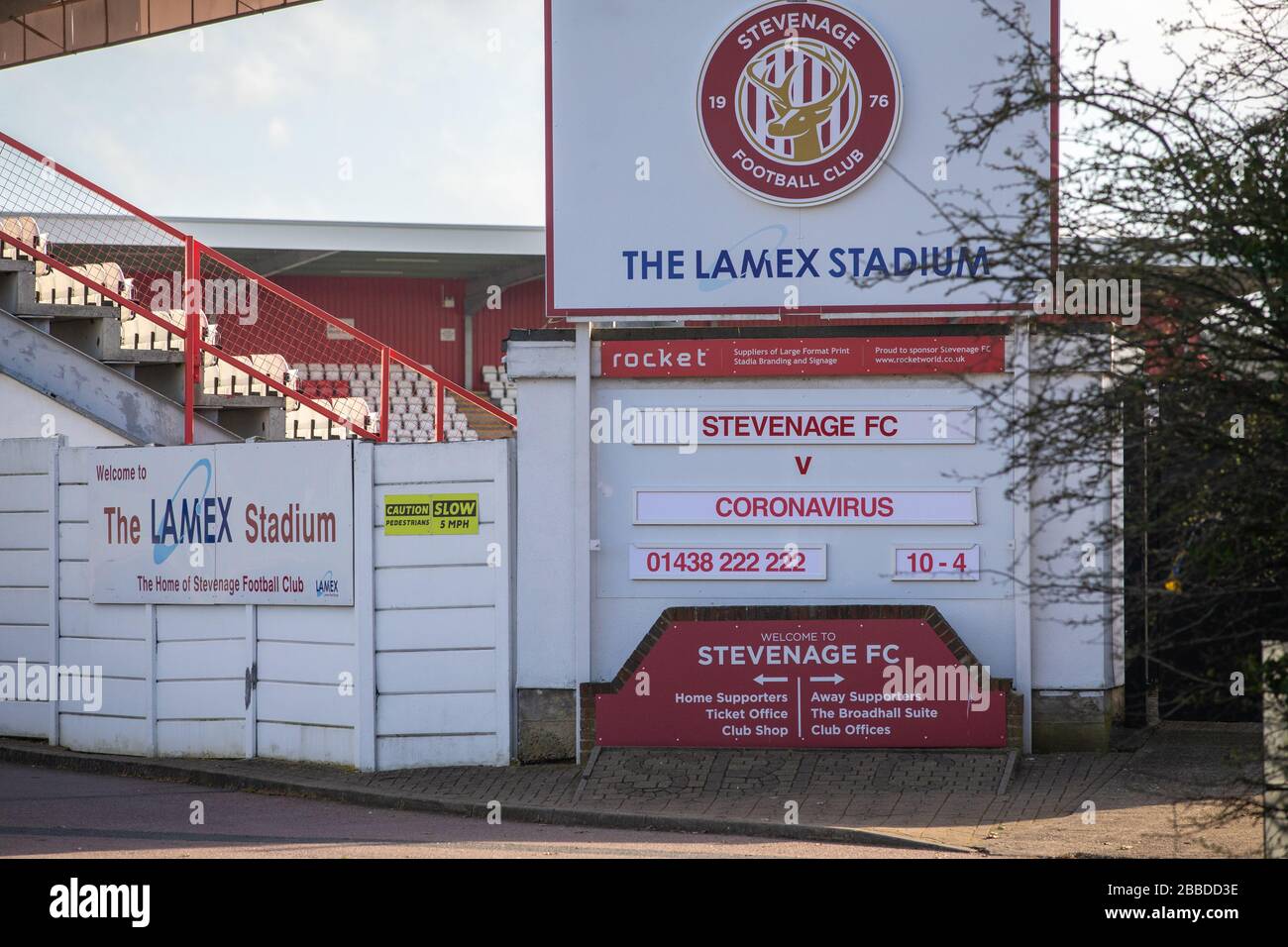 Tavola da fixture a casa di Stevenage Football Club nel Regno Unito in mostra Stevenage FC v Coronavirus durante il blocco Coronavirus Marzo 2020 Foto Stock