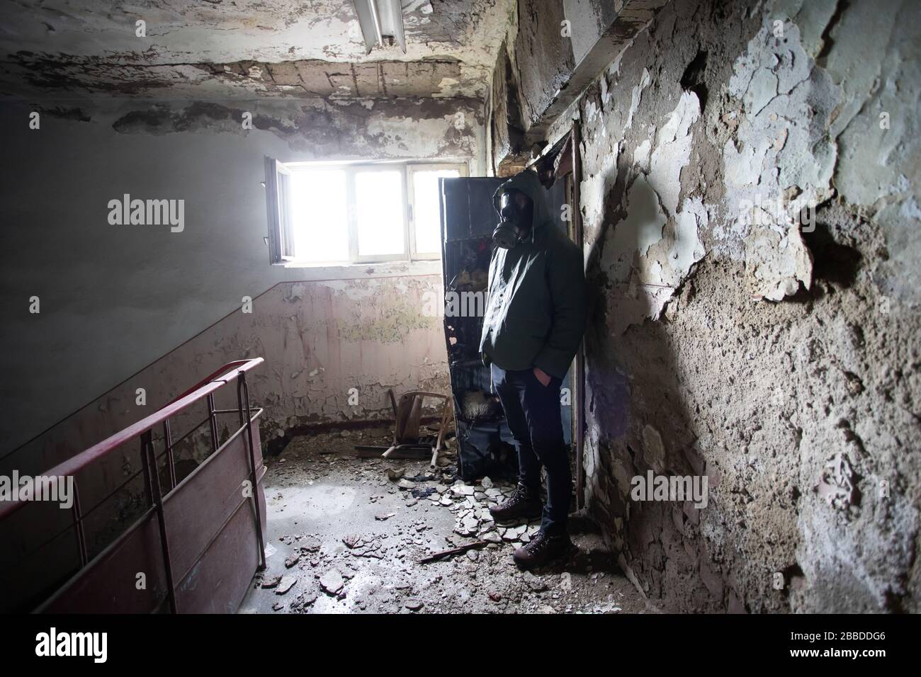 Post apocalittico sopravvissuto in maschera di gas in un edificio rovinato. Disastro ambientale, concetto di armageddon. Foto Stock