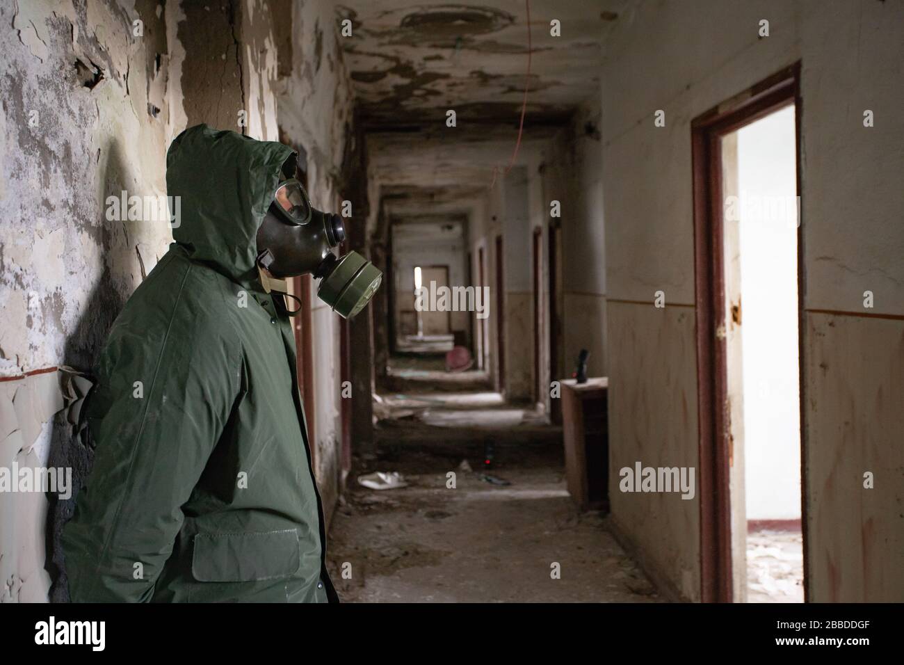 Post apocalittico sopravvissuto in maschera di gas in un edificio rovinato. Disastro ambientale, concetto di armageddon. Foto Stock