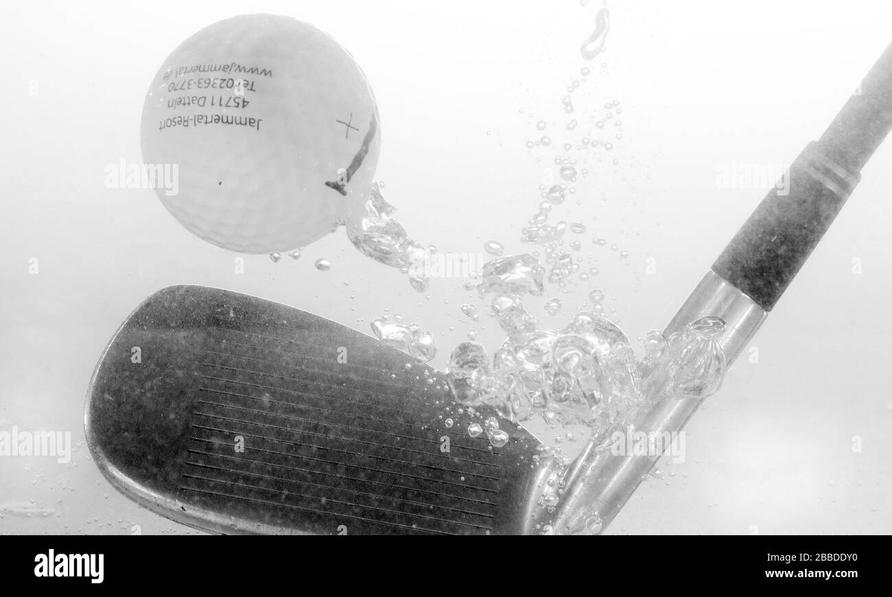 Dulmen, Germania. 30th Mar, 2020. Primo: 31.03.2020 Generale: Feature, golf, golf ball, golf club simbolo immagine, golf, golf sport tutti gli eventi di golf cadono in acqua a causa di Corona Covid 19 pandemic Corona virus, crisi, corona virus nero e bianco a cura | utilizzo nel mondo credito: dpa/Alamy Live News Foto Stock