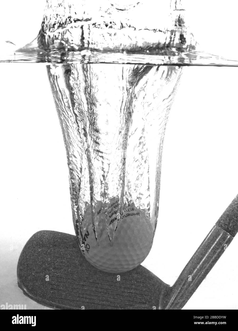 Dulmen, Germania. 30th Mar, 2020. Primo: 31.03.2020 Generale: Feature, golf, golf ball, golf club simbolo immagine, golf, golf sport tutti gli eventi di golf cadono in acqua a causa di Corona Covid 19 pandemic Corona virus, crisi, corona virus nero e bianco a cura | utilizzo nel mondo credito: dpa/Alamy Live News Foto Stock