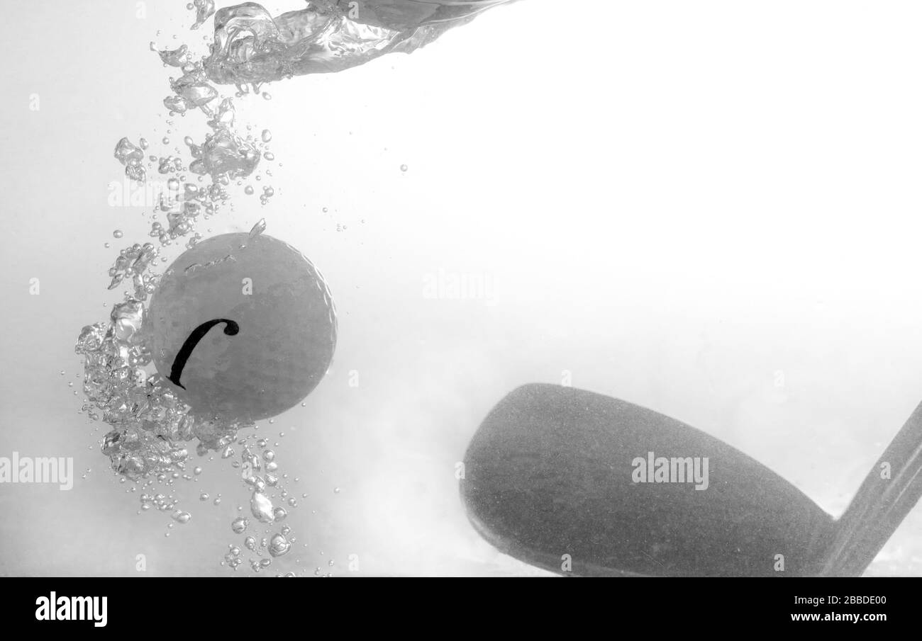 Dulmen, Germania. 30th Mar, 2020. Primo: 31.03.2020 Generale: Feature, golf, golf ball, golf club simbolo immagine, golf, golf sport tutti gli eventi di golf cadono in acqua a causa di Corona Covid 19 pandemic Corona virus, crisi, corona virus nero e bianco a cura | utilizzo nel mondo credito: dpa/Alamy Live News Foto Stock