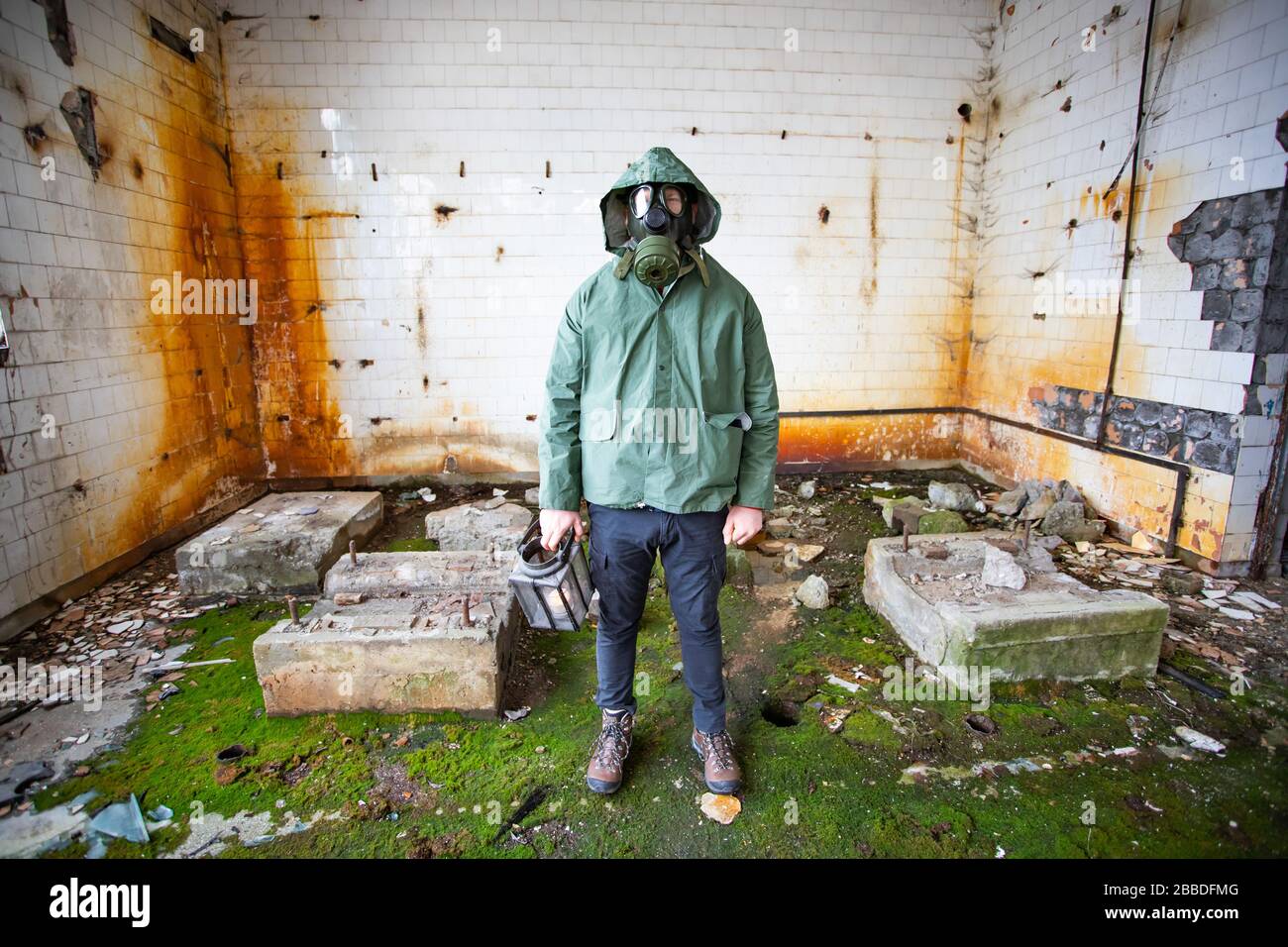 Post apocalittico sopravvissuto in maschera di gas in un edificio rovinato. Disastro ambientale, concetto di armageddon. Foto Stock