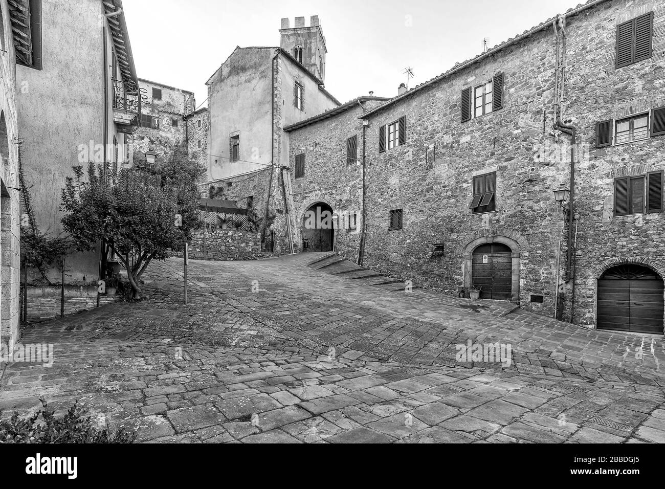 Splendida vista su Piazza del Campanile e sul centro storico di Montemerano, Grosseto, Toscana, Italia, in bianco e nero Foto Stock