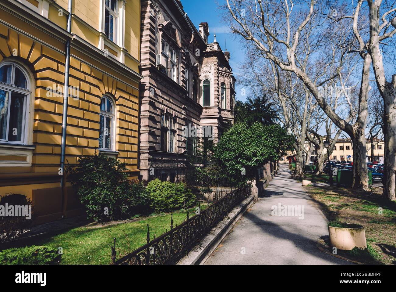 Subotica Street con Old Mansions Foto Stock