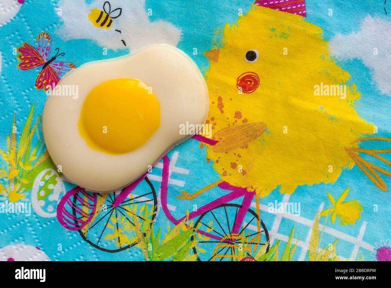M&S Fried Egg decorato solido cioccolato bianco pronto per Pasqua set su tovagliolo di Pasqua serviette Foto Stock