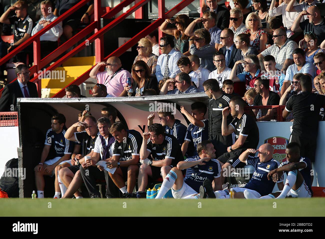 West Ham compagni di squadra nel dugout. Foto Stock