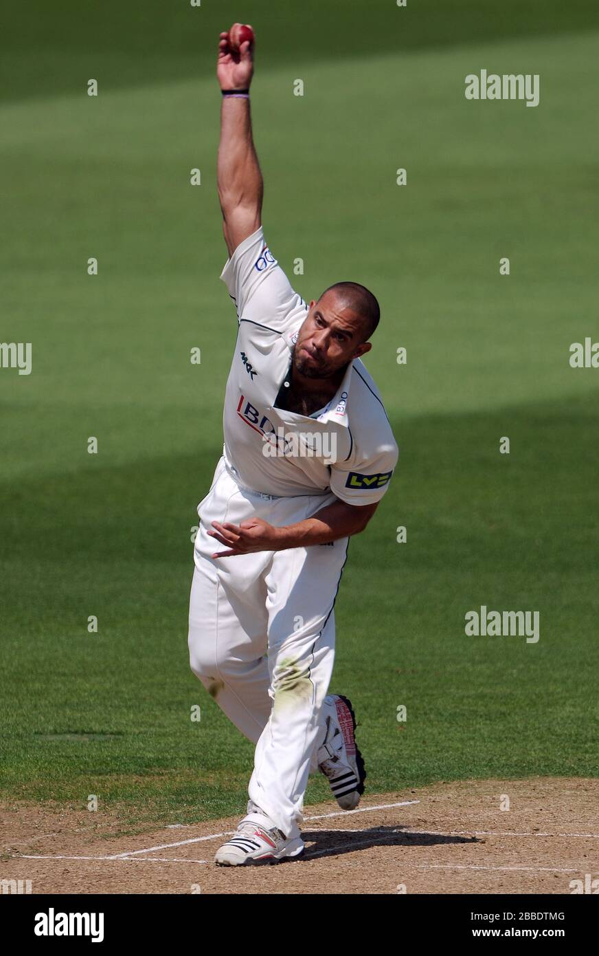 Il bowling Andre Adams del Nottinghamshire Foto Stock