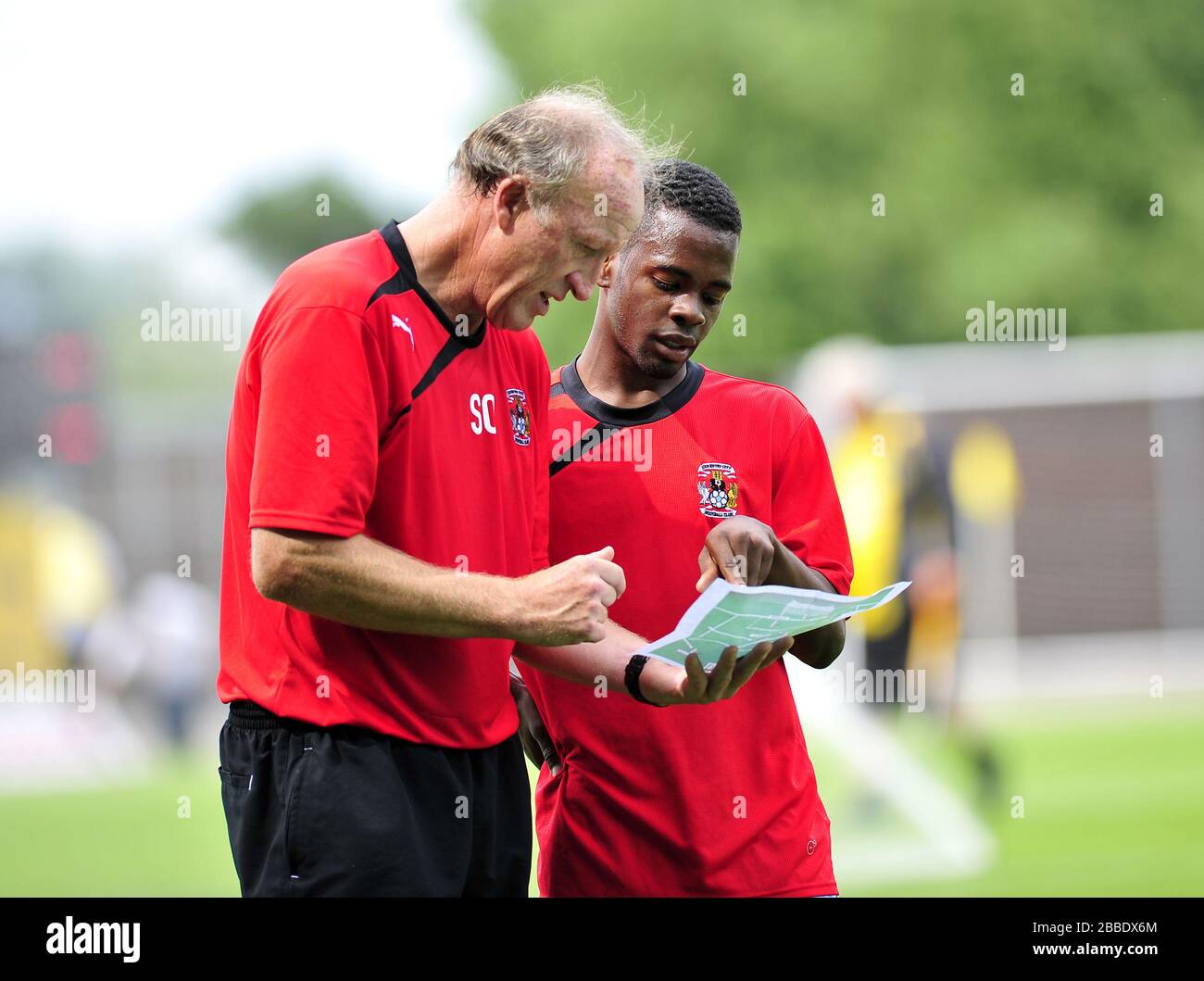 Coventry City Goalkeeping coach Steve Ogrizovic (a sinistra) con Zavon Hines (a destra) durante la formazione Foto Stock