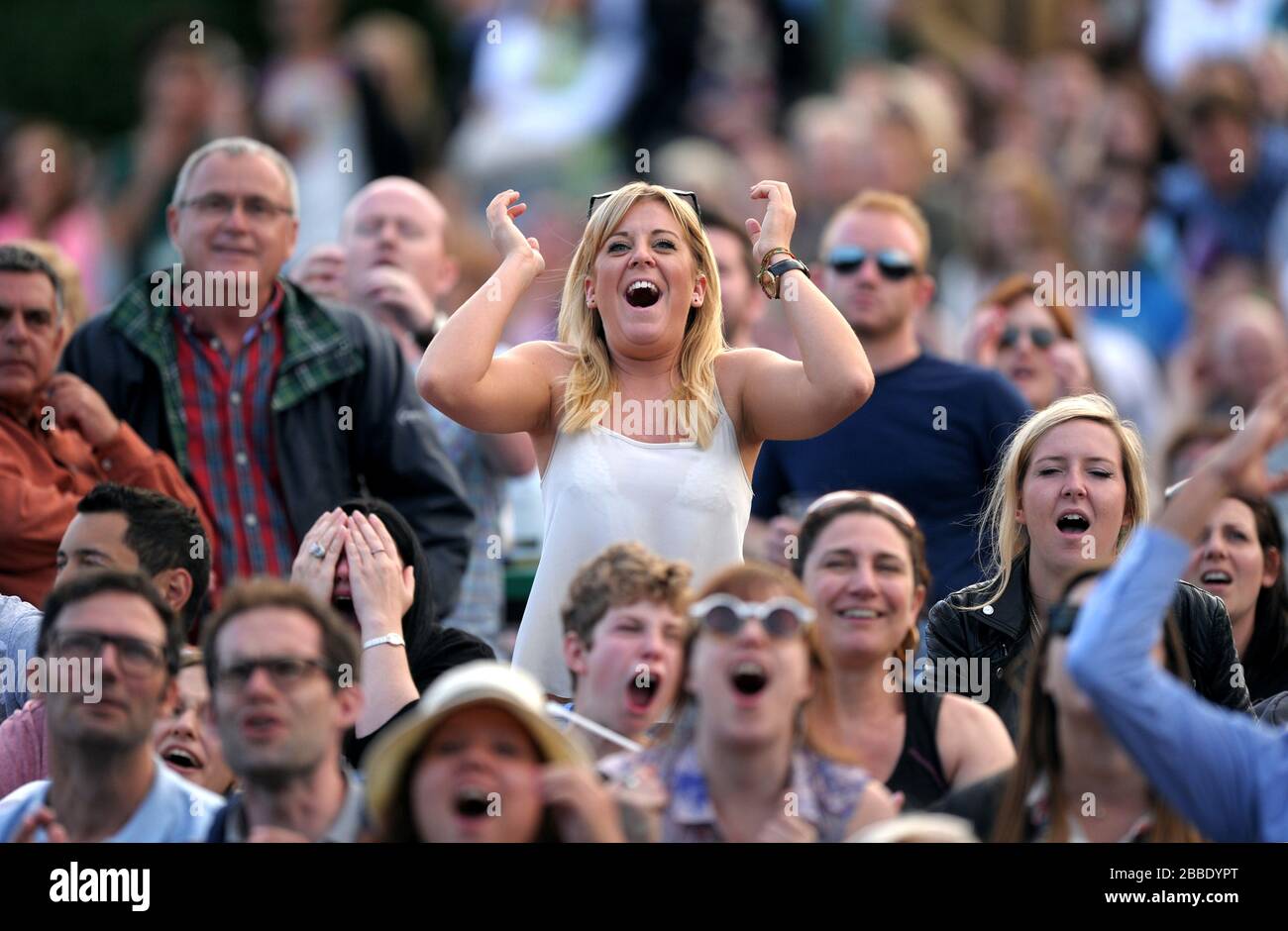 I fan di Murray Mount si rallegrano dell'Andy Murray della Gran Bretagna mentre guardano sul grande schermo la sua partita contro Fernando Verdasco della Spagna Foto Stock