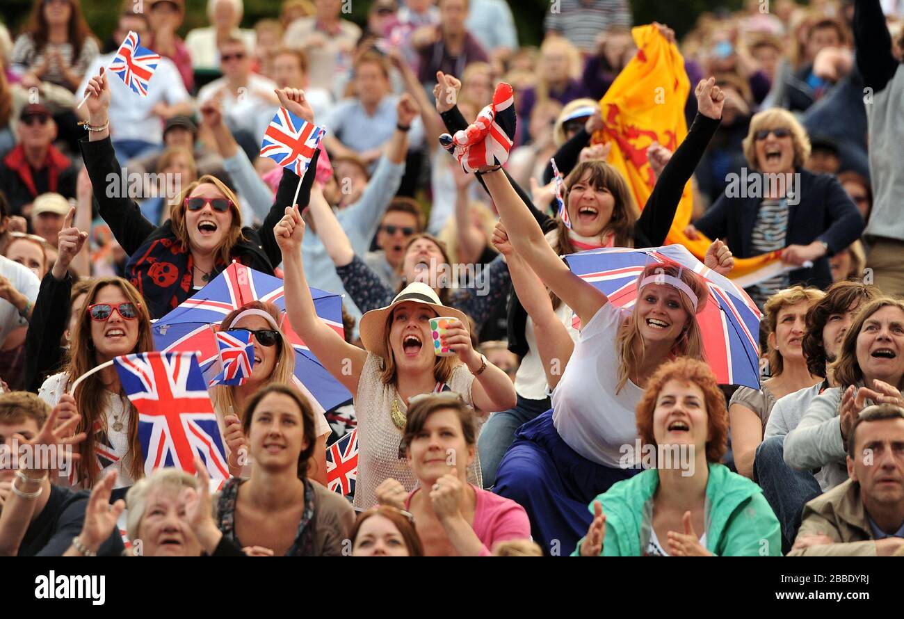 I fan di 'Murray Mount' festeggiano mentre Andy Murray in Gran Bretagna vince un punto contro Fernando Verdasco in Spagna mentre guardano sul grande schermo durante il giorno nove dei campionati di Wimbledon Foto Stock