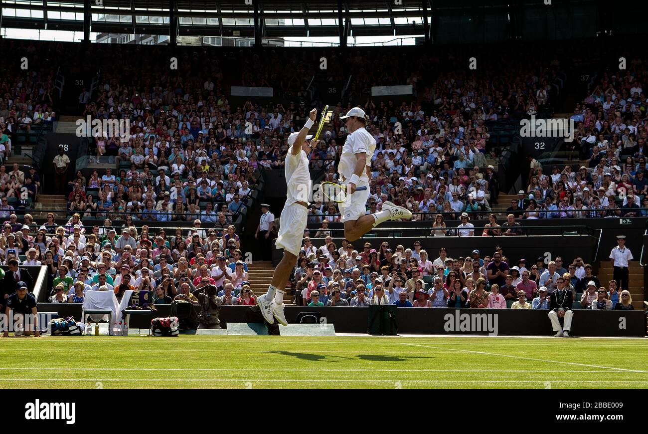 Bob e Mike Bryan degli Stati Uniti celebrano la battitura di Rohan Bopanna dell'India e di Edouard Roger-Vasselin della Francia nelle doppie del Mens con una bump del petto di salto Foto Stock