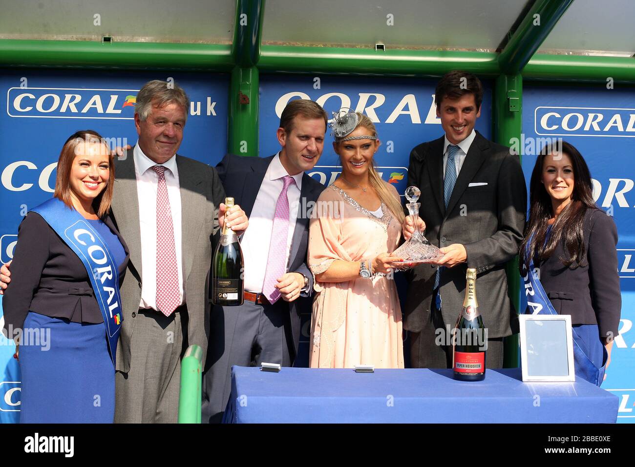 Presentazione per il vincitore Circus Turn of the Coral Backing MacMillan Cancer Support handicap Stakes di Jeremy Kyle e Carla Germaine al Trainer Sir Michael Stoute durante la giornata di Coral-Eclipse all'ippodromo di Sandown Foto Stock