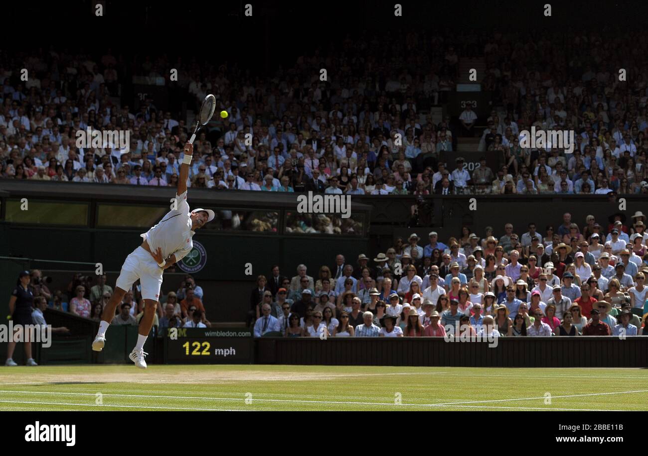 La Serbia Novak Djokovic serve contro l'Andy Murray della Gran Bretagna Foto Stock