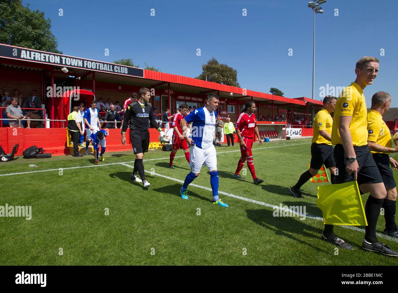 I giocatori di Alfreton Town e Birmingham City escono dal tunnel per la partita Foto Stock