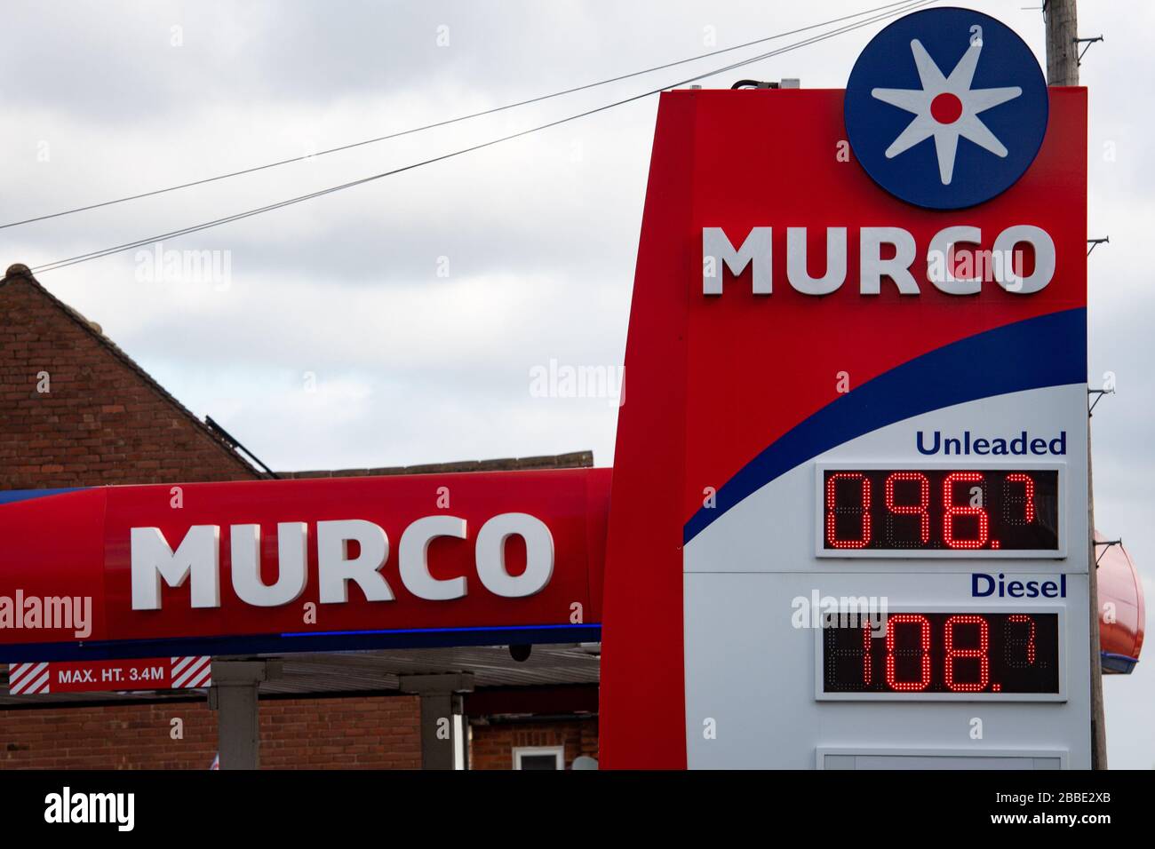 Il prezzo della benzina presso una stazione di rifornimento Murco a Maypole, Birmingham si attesta a 96,7 pence, dal momento che il coronavirus pesa sul prezzo del petrolio globale. Foto Stock