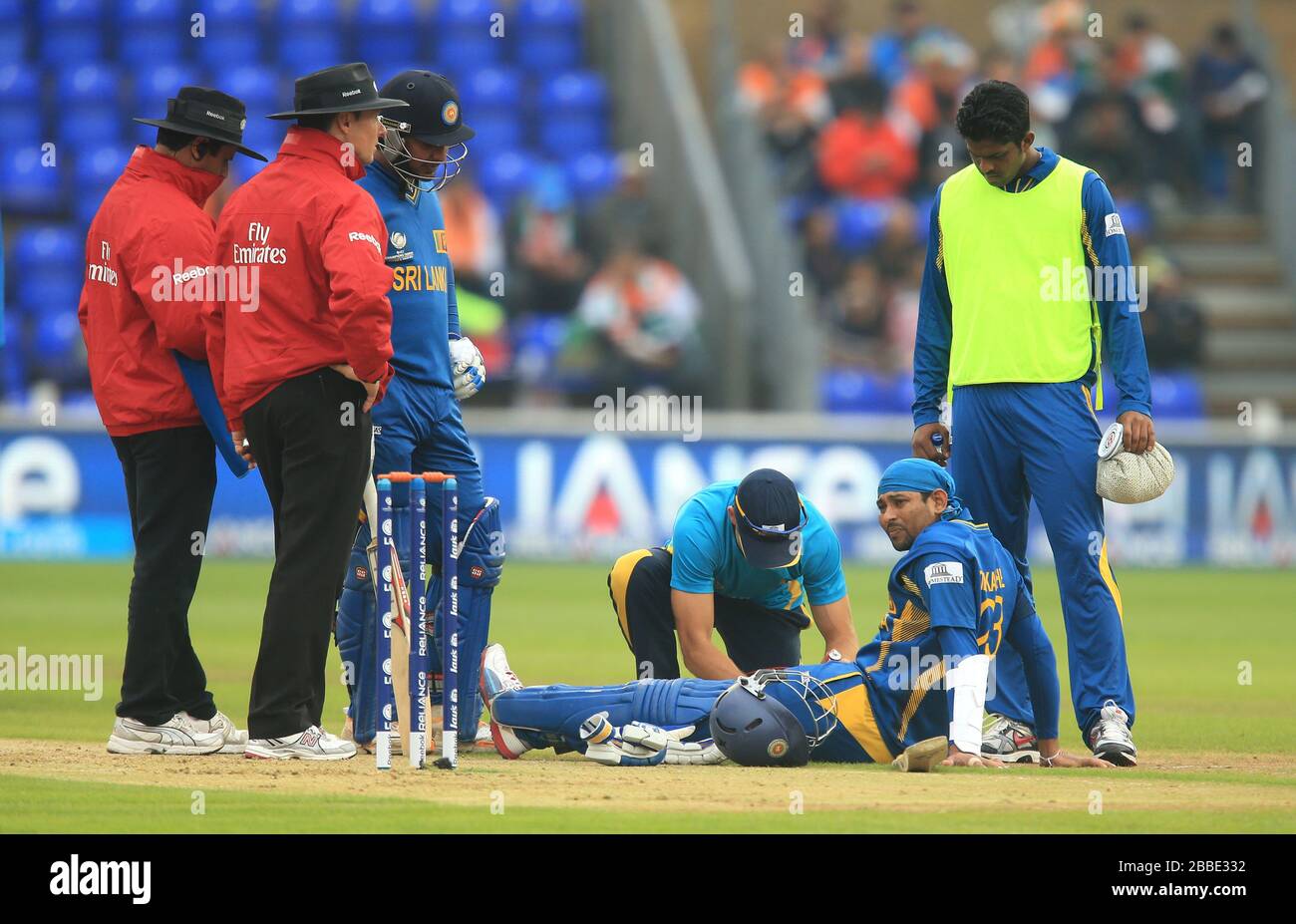 Il Dilshan di Tillacaratne dello Sri Lanka si trova ferito prima di ritirarsi Foto Stock