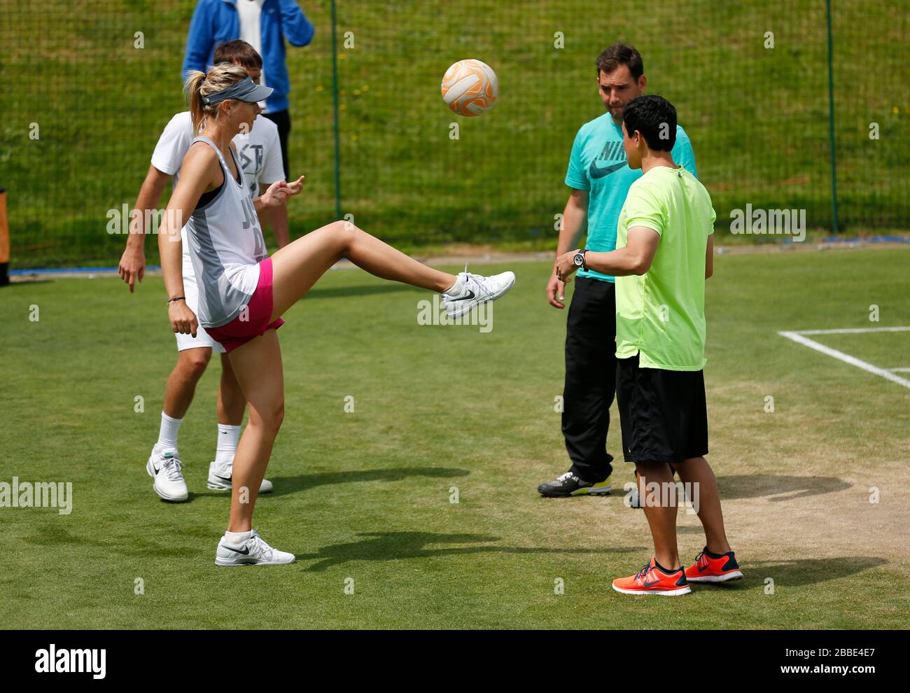 La Russia Maria Sharapova gioca il calcio durante una sessione di pratica Foto Stock