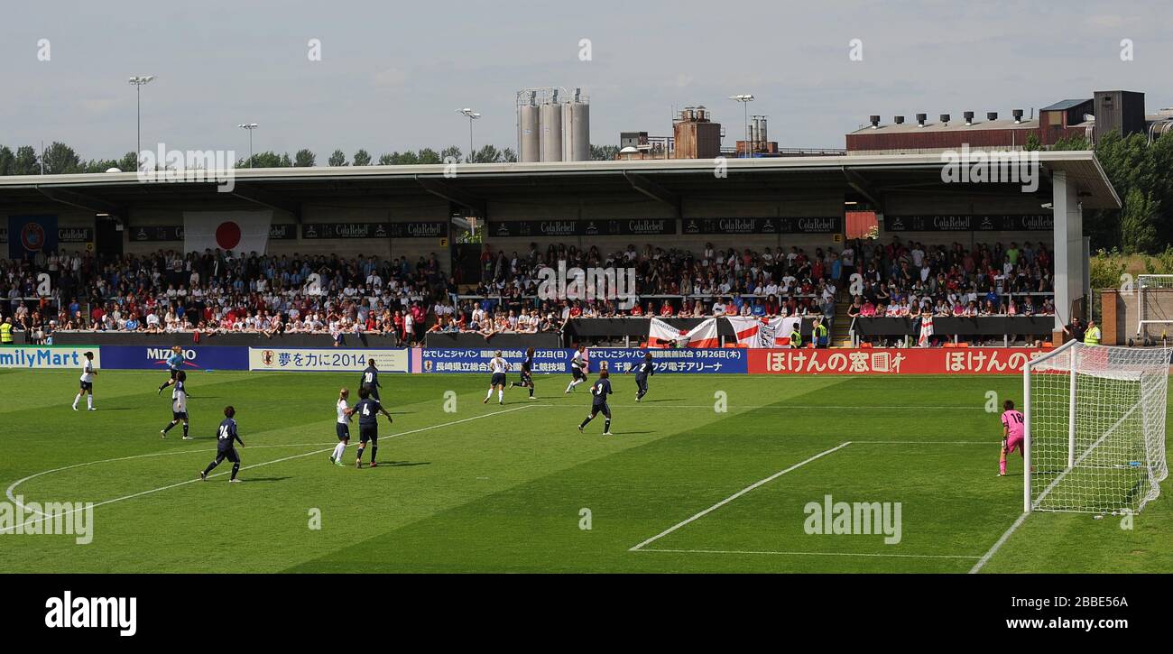 Visione generale dell'azione di match tra Inghilterra e Giappone al Pirelli Stadium, Burton Albion FC. Foto Stock