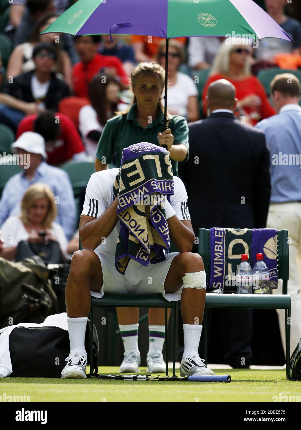 Jo-Wilfried Tsonga francese si siede dejected nella sua sedia prima di ritirarsi nella sua partita contro gli Ernisti Gulbis della Lettonia Foto Stock