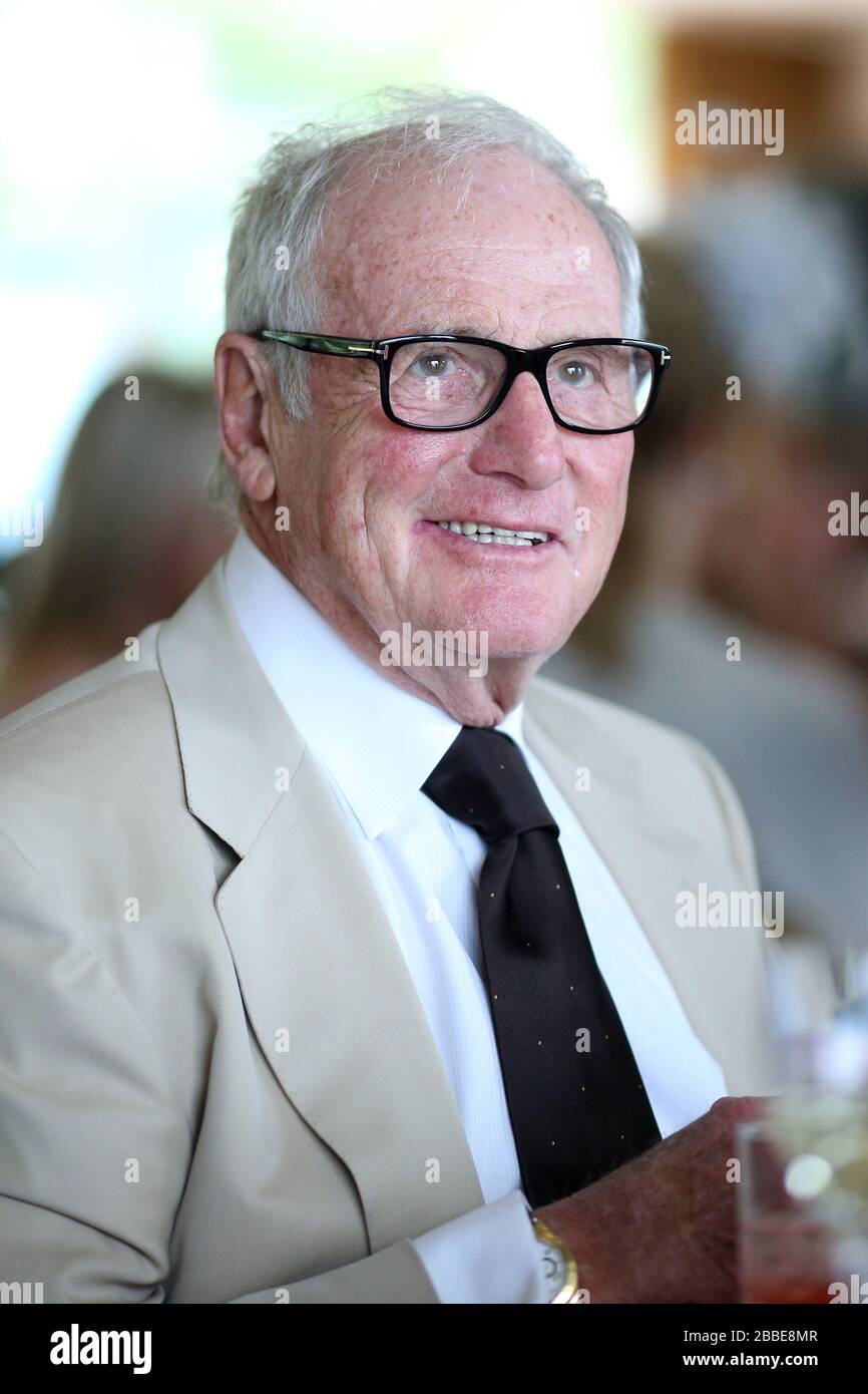 Produttore americano di film Jerry Weintraub al sandown Park racecourse Foto Stock