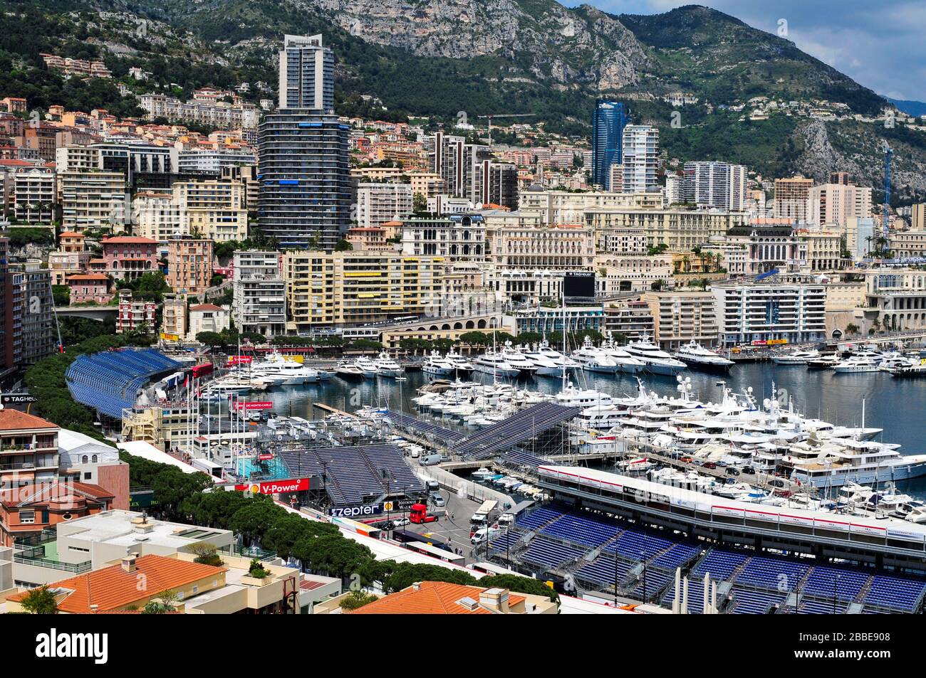 La CONDAMINE, MONACO - 16 MAGGIO: Veduta aerea del Porto Ercole il 16 maggio 2015 a la Condamine, Monaco, durante i preparativi per il 73 Monaco Gra Foto Stock