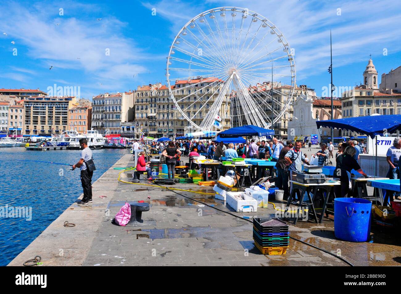 MARSIGLIA, FRANCIA - 17 MAGGIO: Atmosfera domenicale al Porto Vecchio il 17 maggio 2015 a Marsiglia, Francia. E' un porto affollato, usato come porto turistico e come termina Foto Stock