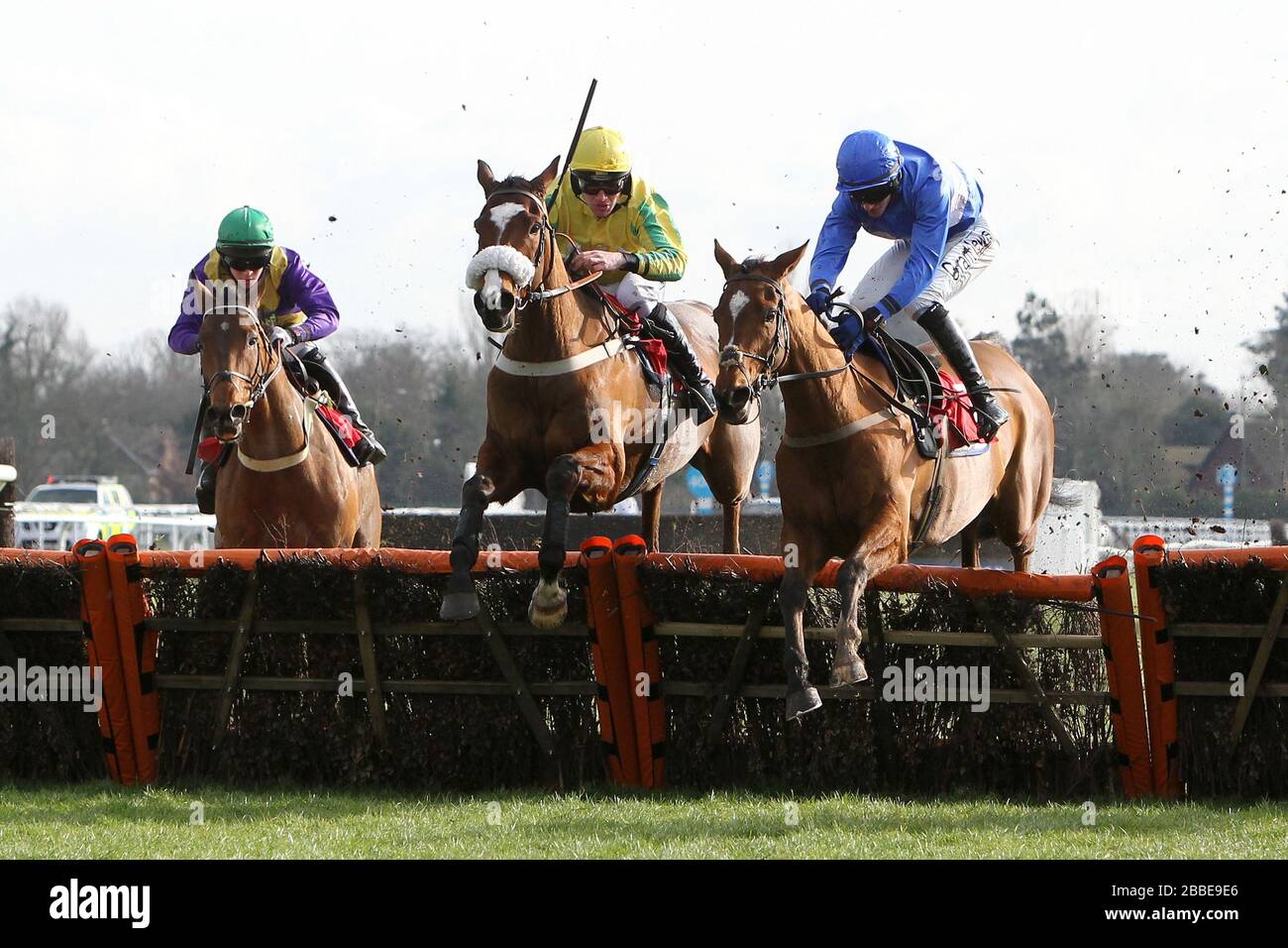 Il vincitore della gara Islandmagee guidato da Adam Wedge (R) salta accanto a Star of Massini guidato da Geremia McGrath nel Kempton.co.uk Conditional Jockey's. Foto Stock