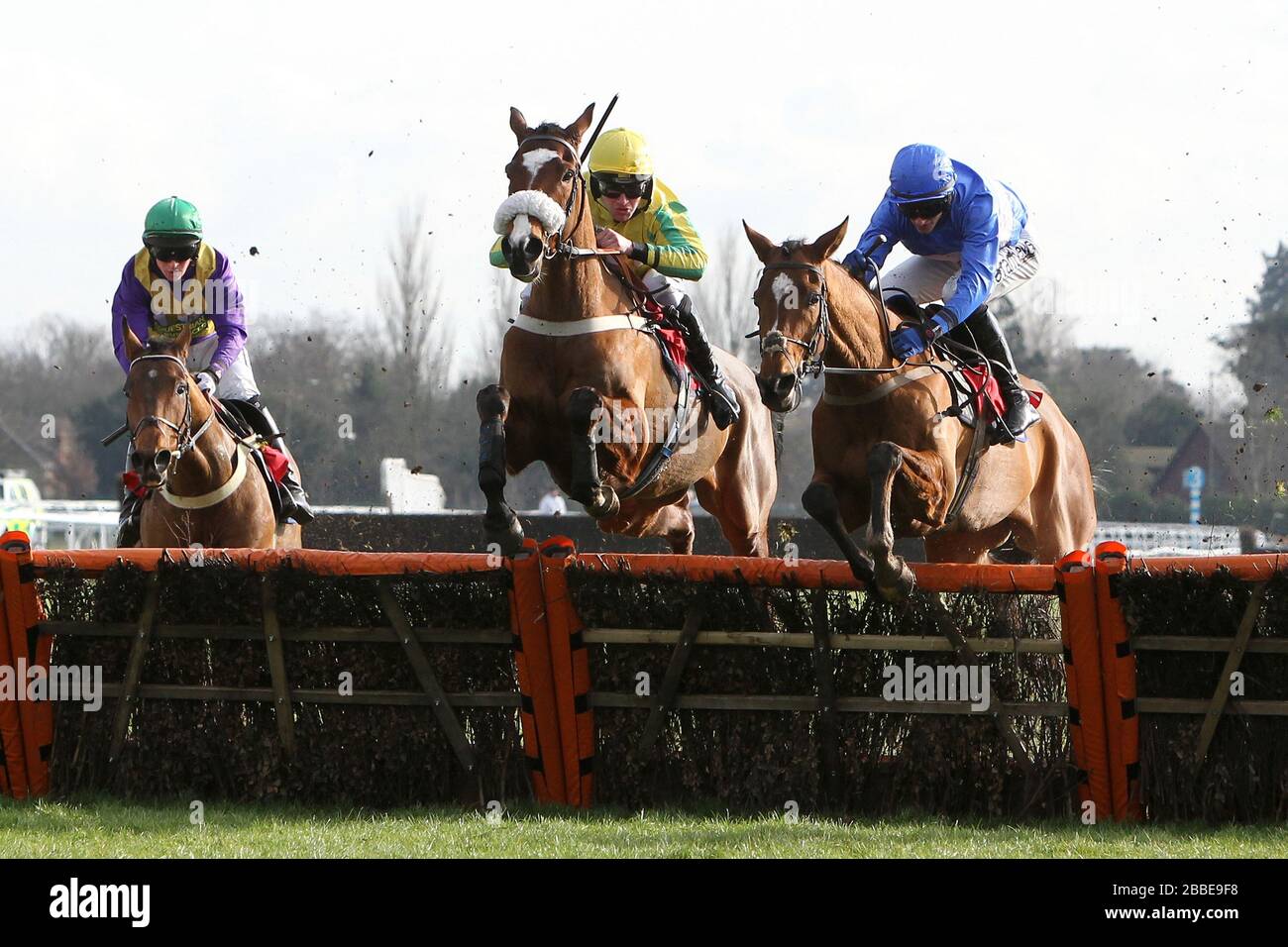 Il vincitore della gara Islandmagee guidato da Adam Wedge (R) salta accanto a Star of Massini guidato da Geremia McGrath nel Kempton.co.uk Conditional Jockey's. Foto Stock