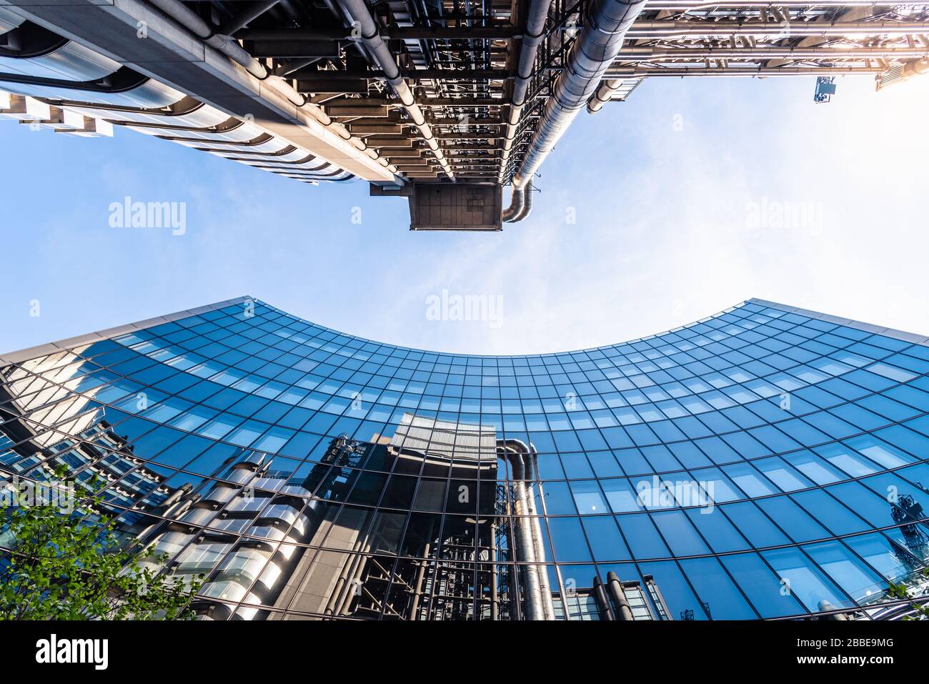 Londra, Regno Unito - 14 maggio 2019: Vista a basso angolo degli edifici degli uffici nella città di Londra contro il cielo blu. Riflessi sul vetro Foto Stock