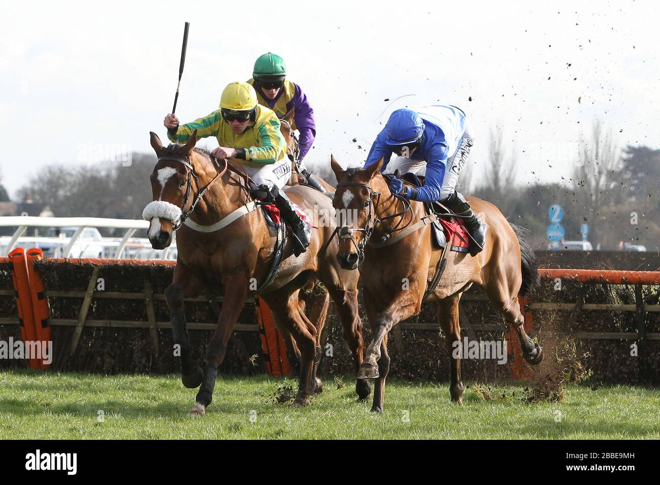 Il vincitore della gara Islandmagee guidato da Adam Wedge (R) salta accanto a Star of Massini guidato da Geremia McGrath nel Kempton.co.uk Conditional Jockey's. Foto Stock