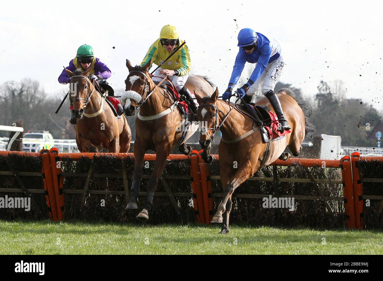 Il vincitore della gara Islandmagee guidato da Adam Wedge (R) salta accanto a Star of Massini guidato da Geremia McGrath nel Kempton.co.uk Conditional Jockey's. Foto Stock