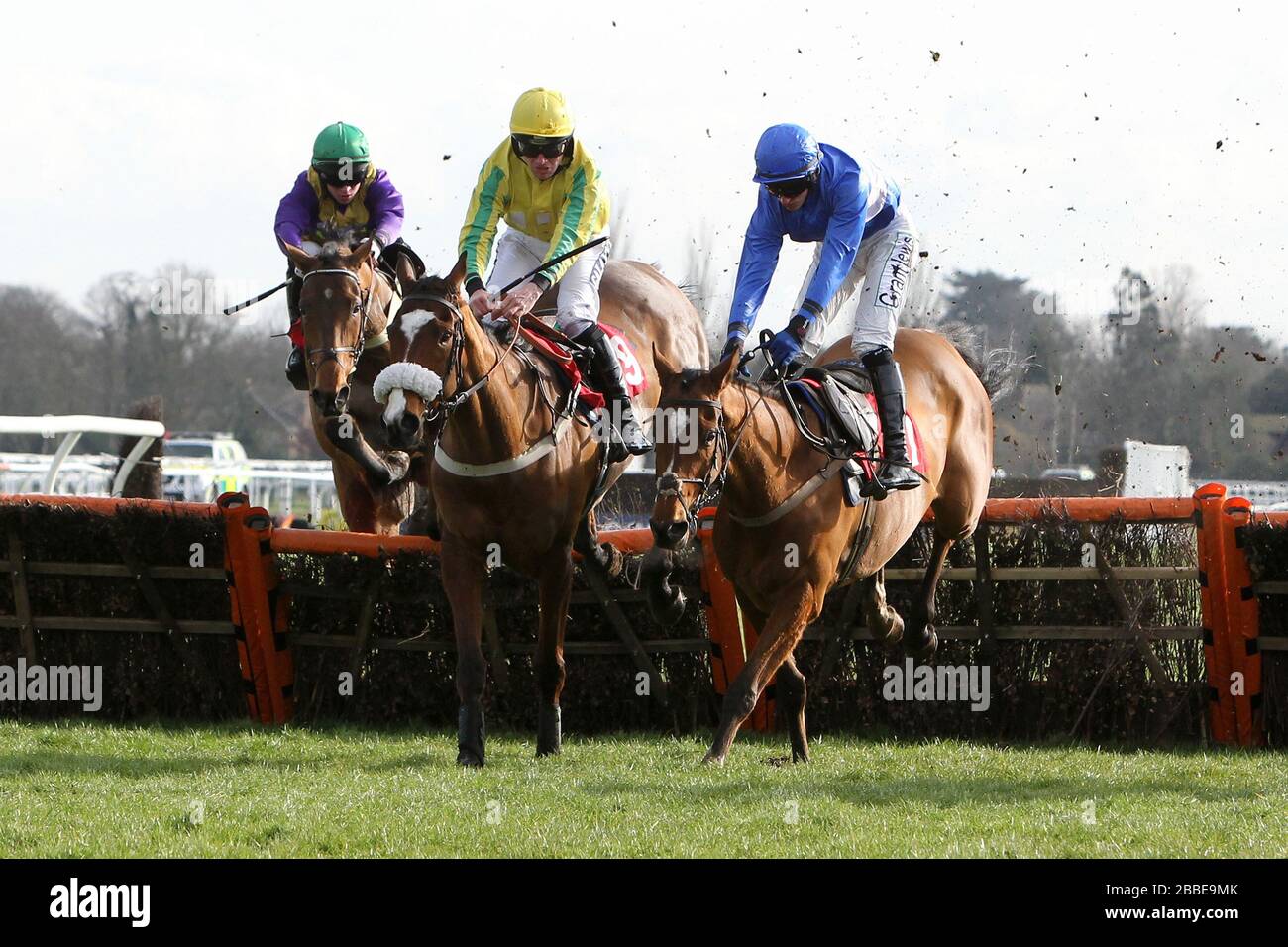 Il vincitore della gara Islandmagee guidato da Adam Wedge (R) salta accanto a Star of Massini guidato da Geremia McGrath nel Kempton.co.uk Conditional Jockey's. Foto Stock