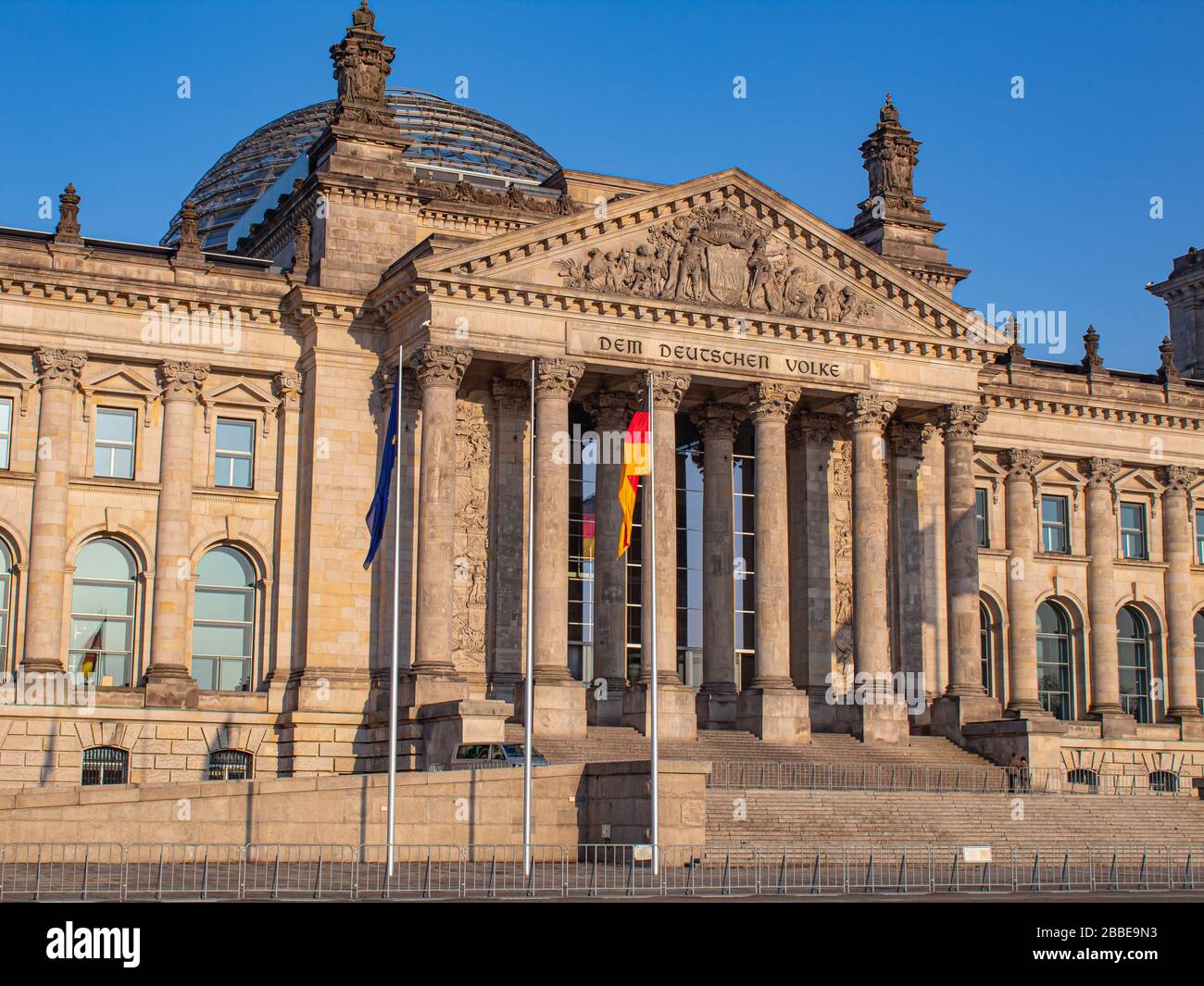 Il famoso edificio del Reichstag, sede del Parlamento tedesco (Deutscher Bundestag) a Berlino, Germania Foto Stock