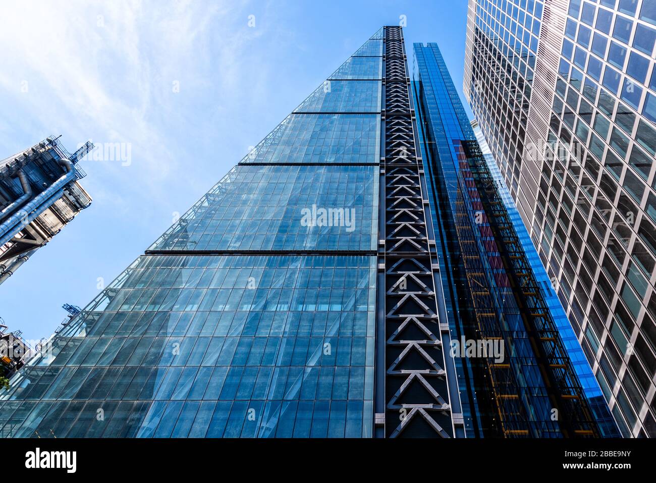 Londra, Regno Unito - 14 maggio 2019: Vista dall'angolo basso del Leadenhall Building nella City of London contro il cielo blu. Foto Stock