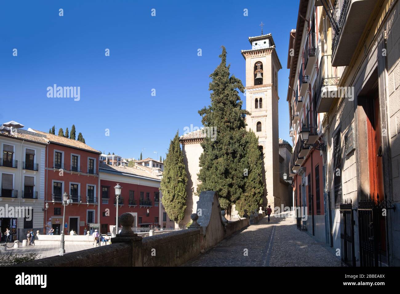 Plaza de Santa Ana, Granada, Spagna - 4th Marzo 2020 - strada laterale vicino alla plaza nel quartiere storico di Albaicin di Granada, Andalusia Foto Stock