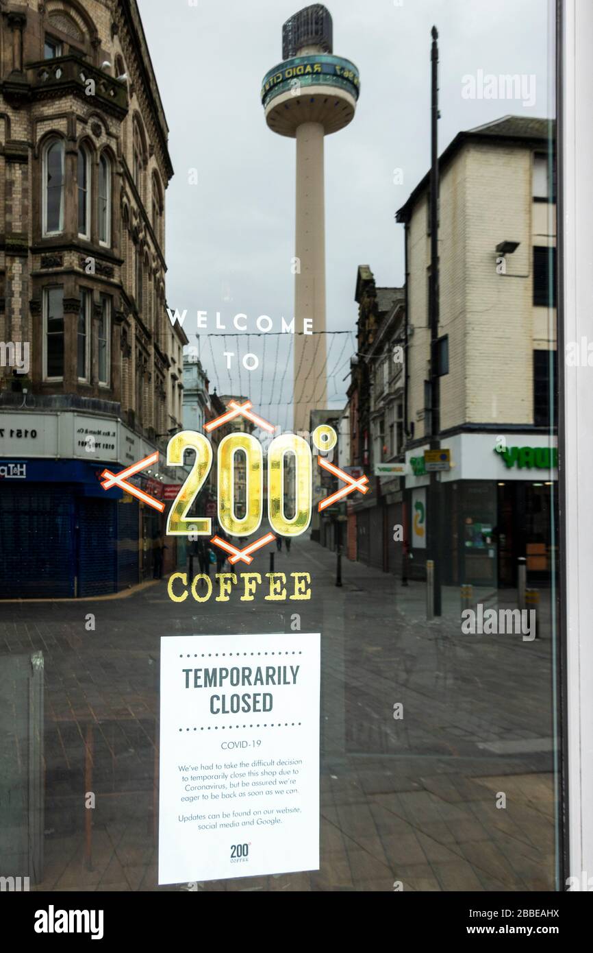 Un 200 Coffee Bar chiuso con un cartello - COVID-19 (coronavirus) nel centro di Liverpool Foto Stock