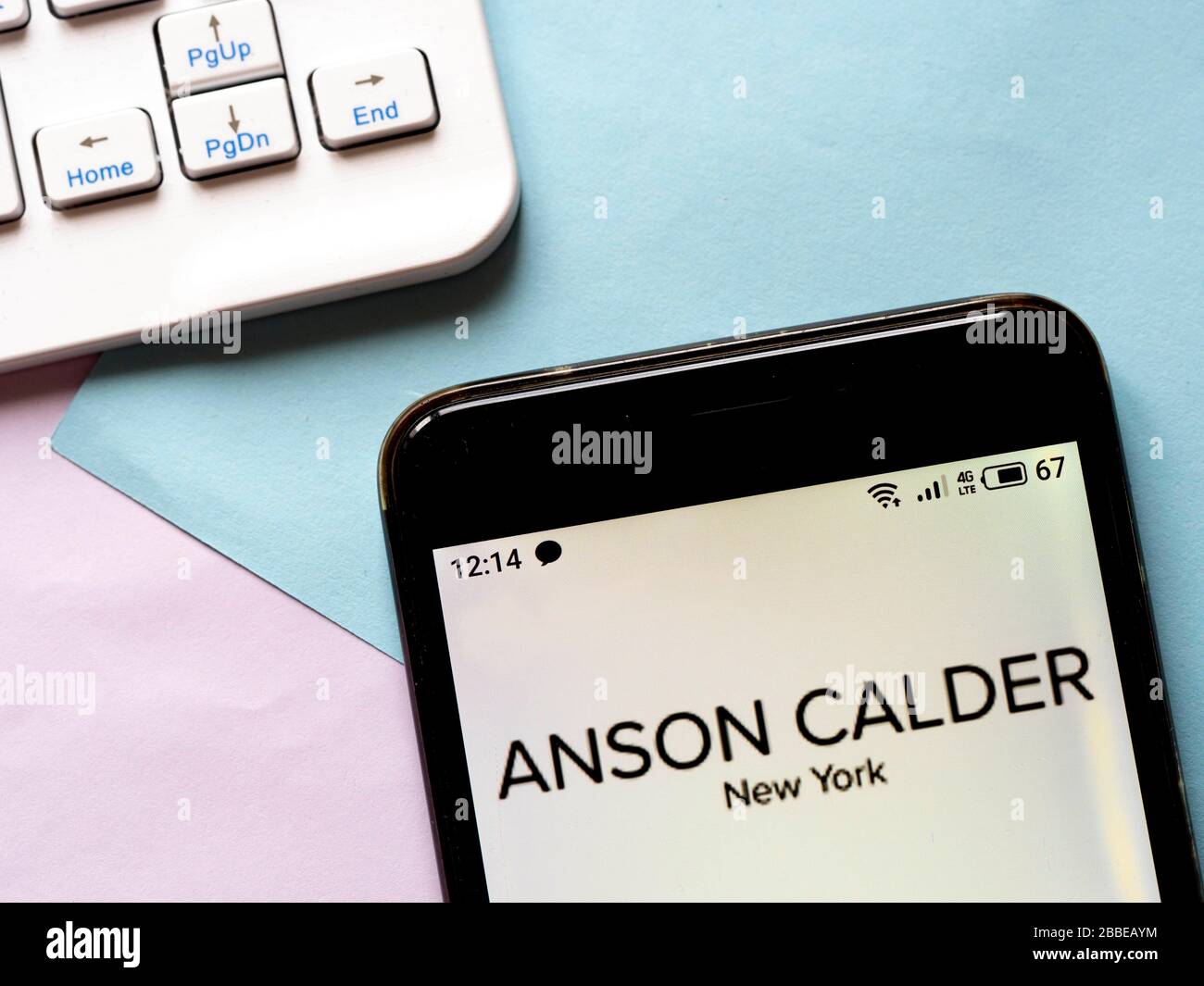 Ucraina. 31st Mar, 2020. In questa illustrazione della foto, il logo aziendale degli accessori basati su viaggio Anson Calder è visualizzato su uno smartphone. Credit: Igor Golovniov/SOPA Images/ZUMA Wire/Alamy Live News Foto Stock